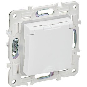 SKANDY Розетка 1-местная с заземлением с защ. штор. и крышкой 16А IP44 SK-R11W арктический белый